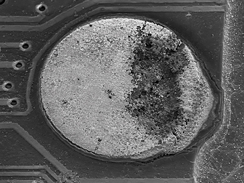 Microscope-cross-section-of-an-ENIG-pad-showing-black-pad-defect-—-corrosion-at-the-nickel-gold-interface-that-causes-brittle-solder-joint-failure